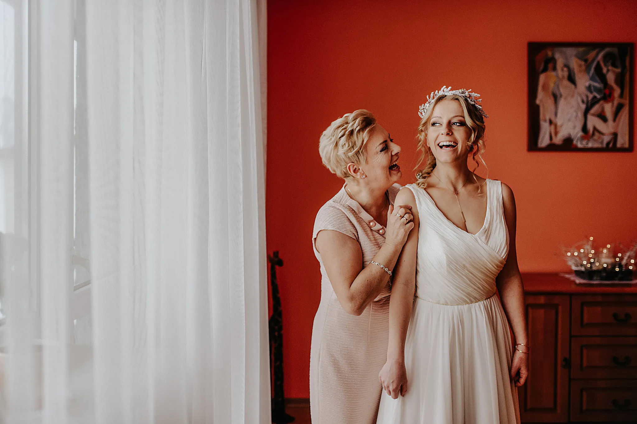 emocje podczas przygotowań, pastelowe zdjecie slubne, tychy i okolice